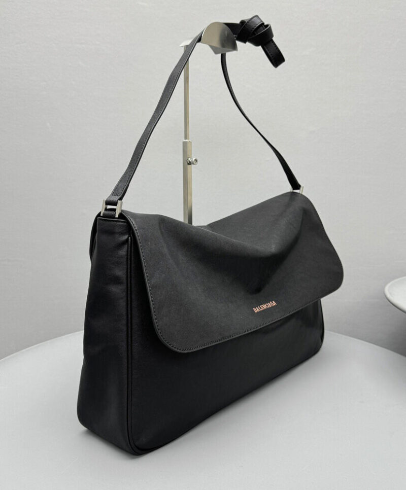 Balenciaga Grungy Medium Messenger Bag Black